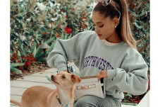 Ariana Grande Buka Pusat...