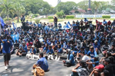 Aremania Serukan Persatuan,...