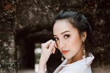 Anya Geraldine Pose...