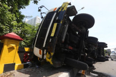 Kontainer Goyang, Truk...