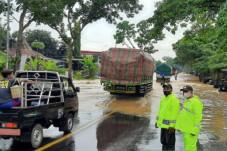 Banjir Rendam Ruas Jalan...