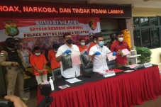Polisi Ciduk Lima Orang...