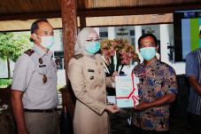 Pemkab Purwakarta Serahkan...