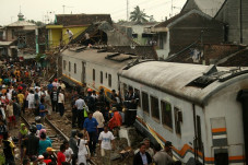 2 Kali Rangkaian Kereta...
