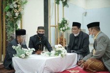 Hadiri Pernikahan Anak...
