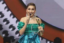 Sisihkan Sederet Pedangdut...