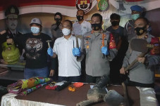 Bunuh Kakak dan Pendam...