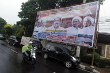 TNI Turunkan Baliho...