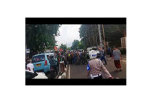 TNI-Polri Copot Spanduk...