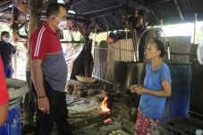 Tinjau Proses Produksi,...