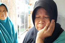 2 Anaknya Tertimbun...