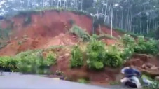 Tanah Longsor Terjang...