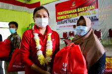 Kemensos Salurkan Sembako...