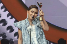 Ayu Ting Ting Borong...