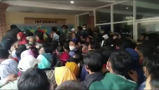 Antrean Warga Urus KTP...