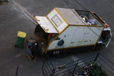 Perbaikan Truk Sampah...