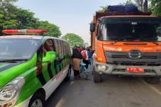 Tabrak Truk Pengangkut...
