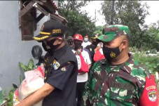 TNI-Polri Bagikan Bansos...