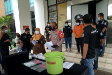 Sadis, Kesal ke Suami...