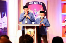 Unggul Dalam Debat,...