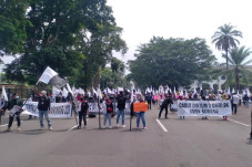 Protes Kebijakan Gubernur...
