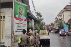 Bersihkan Baliho Habib...