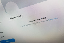 Twitter Blokir Akun...