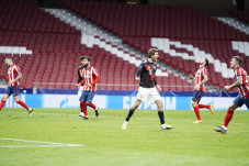 Gol Telat Mueller Batalkan...