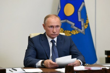 Putin Perintahkan Vaksinasi...
