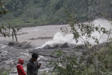 Dua Kali Terjadi Luncuran...