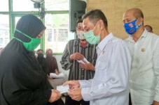 Ratusan Petugas Kegamaan...