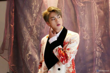 Jin BTS Ulang Tahun,...
