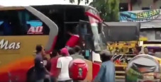 Sopir Bus Melawan Arah...