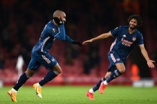 Lacazette Cetak Gol,...