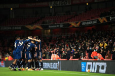 Lacazette Girang Akhiri...