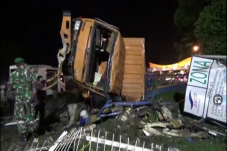 Rem Blong, Truk Hantam...