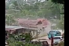 Atap Rumah Beterbangan,...