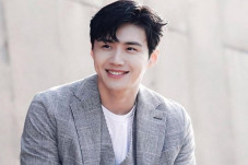 Pakaian Kim Seon Ho...
