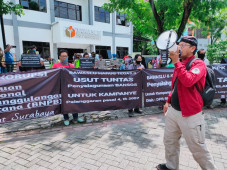 Datangi Bawaslu, Warga...