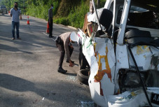 Mobil Pikap Hantam Truk...