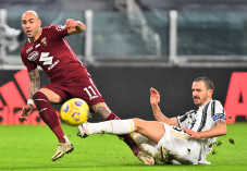 Tandukan Bonucci Warnai...