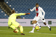 Gol ke-100 Mbappe Warnai...
