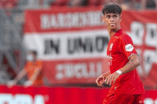 Calon WNI Lakukan Debut...