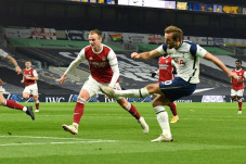 Tottenham Cukur Arsenal,...