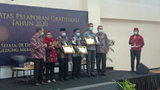 Tolak Uang Rp100 Juta,...