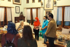 Besuk Meriyati Hoegeng,...