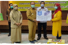 Gubernur Serahkan Bantuan...