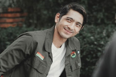 5 Gaya Arya Saloka di...