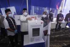 Idris Ditemani Istri...