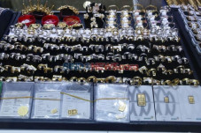 Harga Emas Naik, Ada...